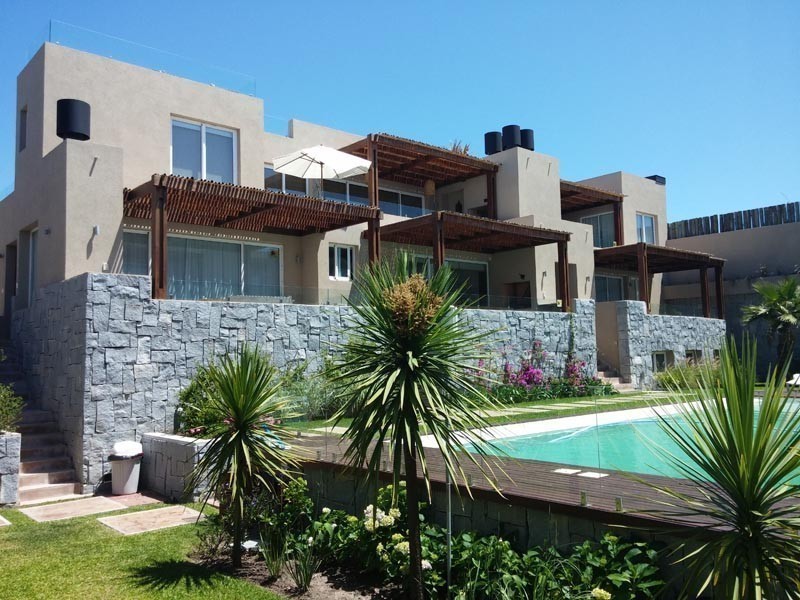 Departamento en alquiler en Montoya con piscina, serv.de mucama y vistas al mar